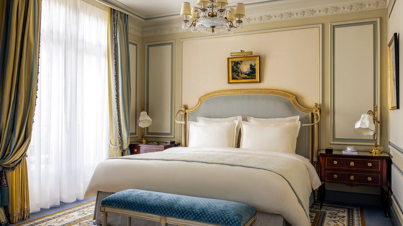 Lit dans une Suite Junior Deluxe au Ritz Paris