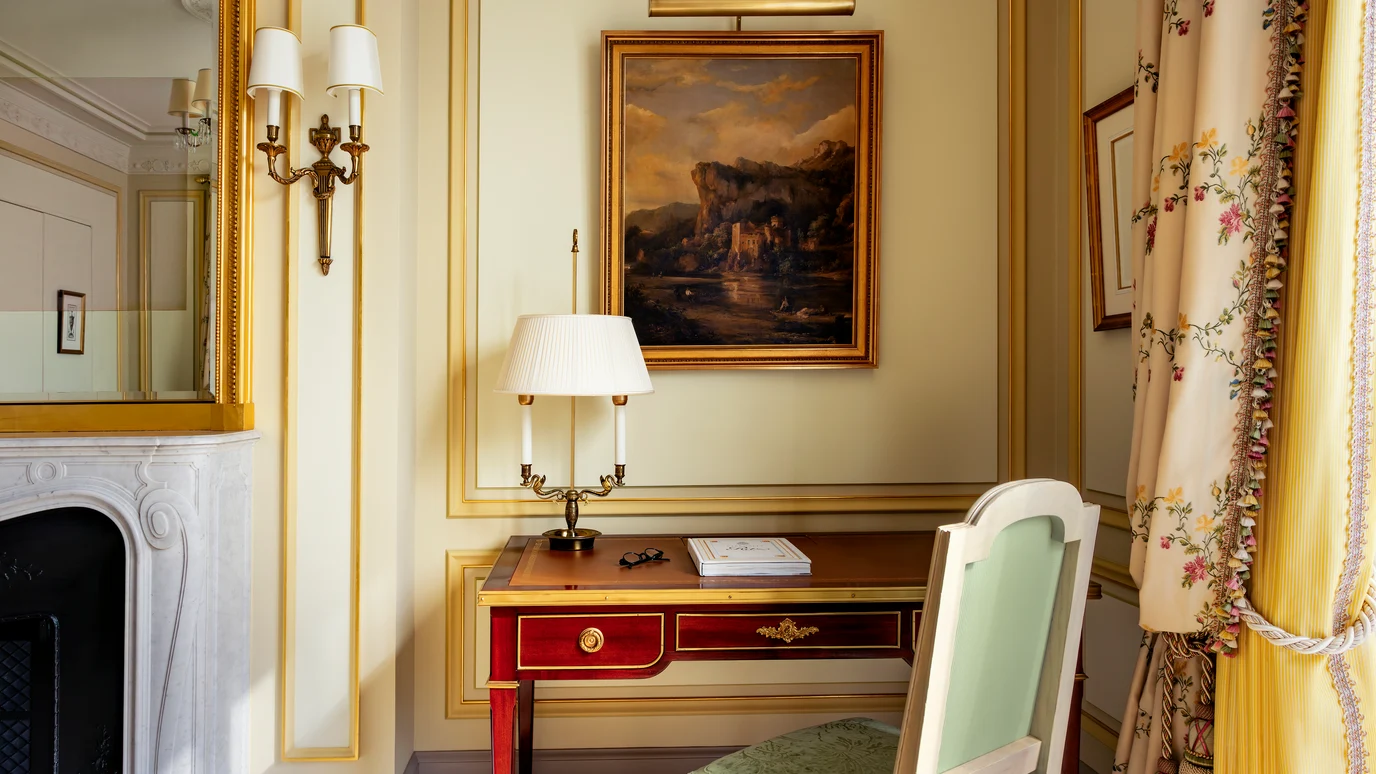 Bureau dans une chambre Deluxe au Ritz Paris