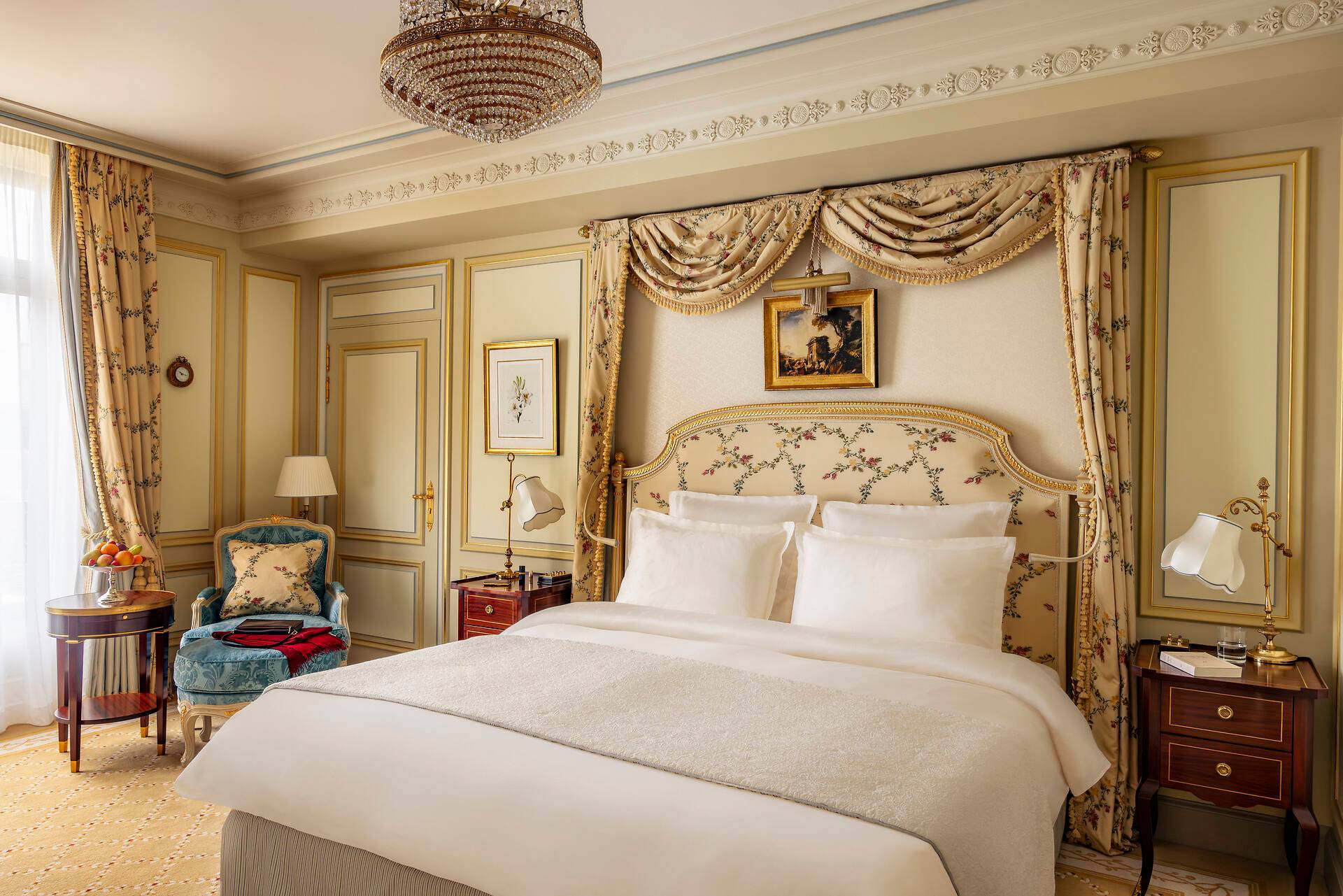 Duo oursons en peluche groom et femme de chambre Ritz Paris - Les  cadeaux de l'Art de Vivre Ritz Paris