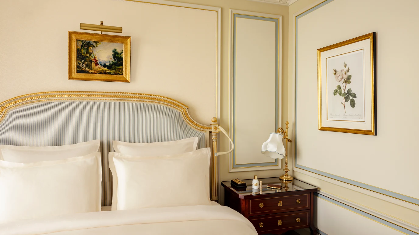 Table de chevet avec lit dans une Suite Junior Deluxe au Ritz Paris