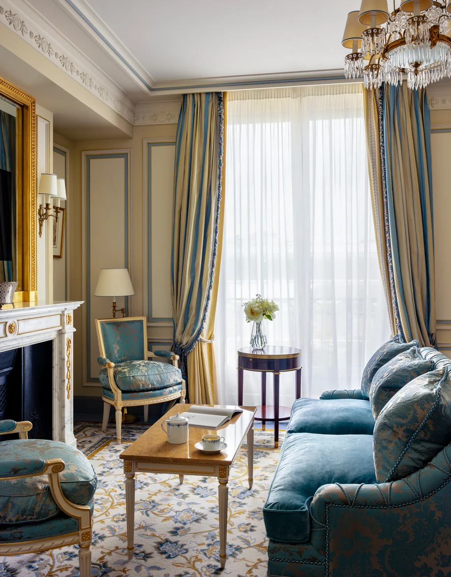Salon dans une Suite Junior Deluxe au Ritz Paris