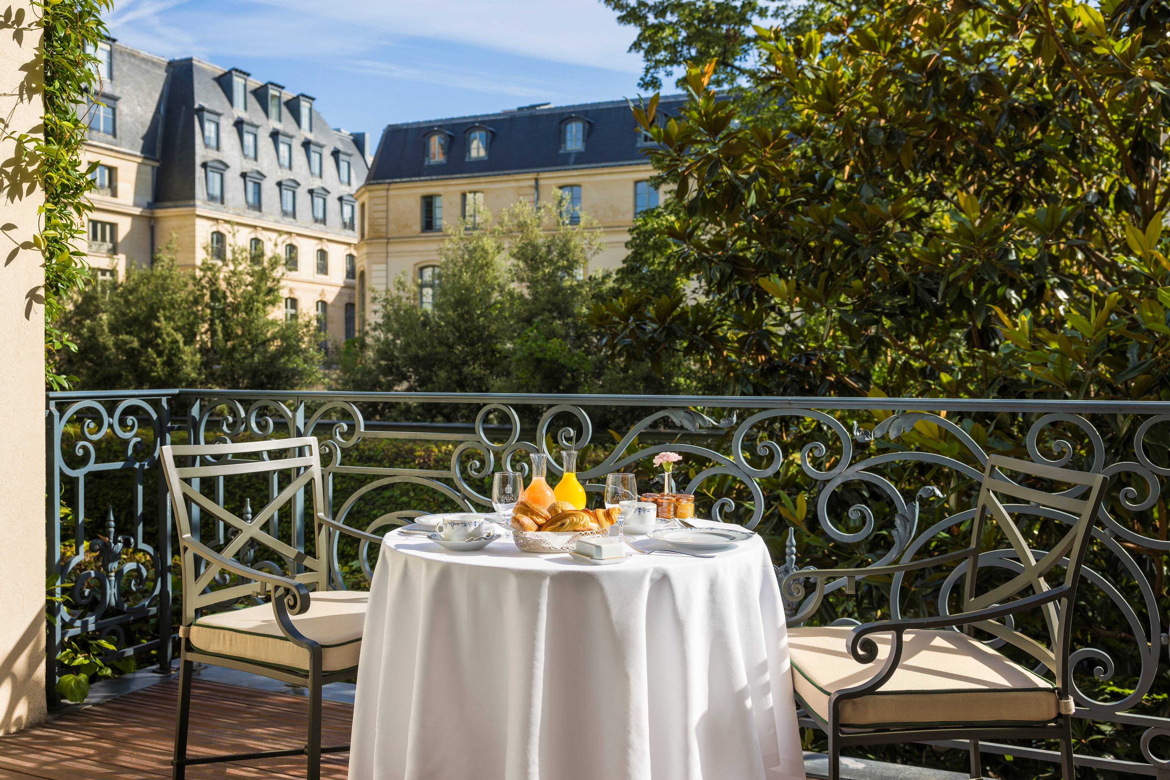 Bed in the Prestige Grand Jardin Suite at the Ritz Paris