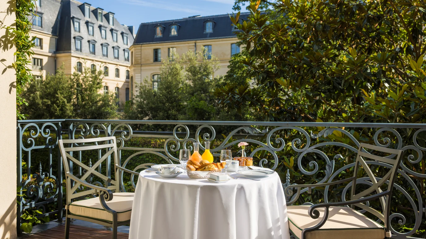 Petit-déjeuner sur la terrasse de la Suite de Prestige Grand Jardin au Ritz Paris