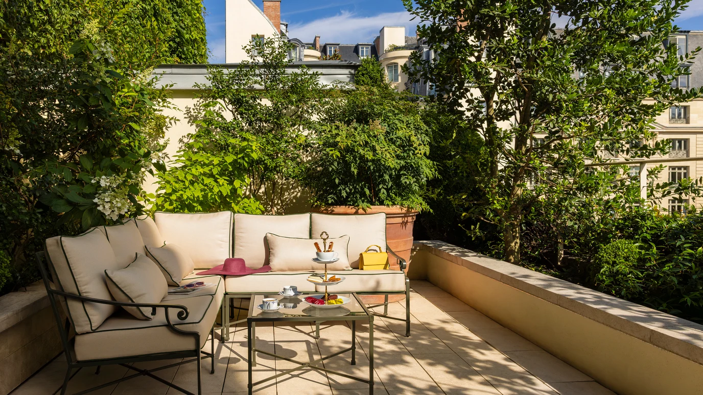 Goûter sur la terrasse de la Suite de Prestige Grand Jardin au Ritz Paris