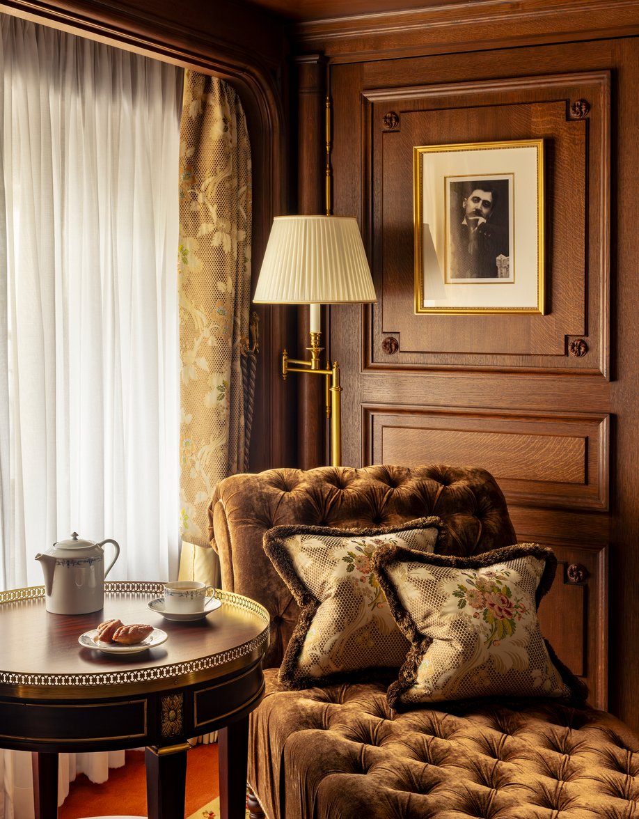 Méridienne et tableau de la Suite de Prestige Marcel Proust au Ritz Paris