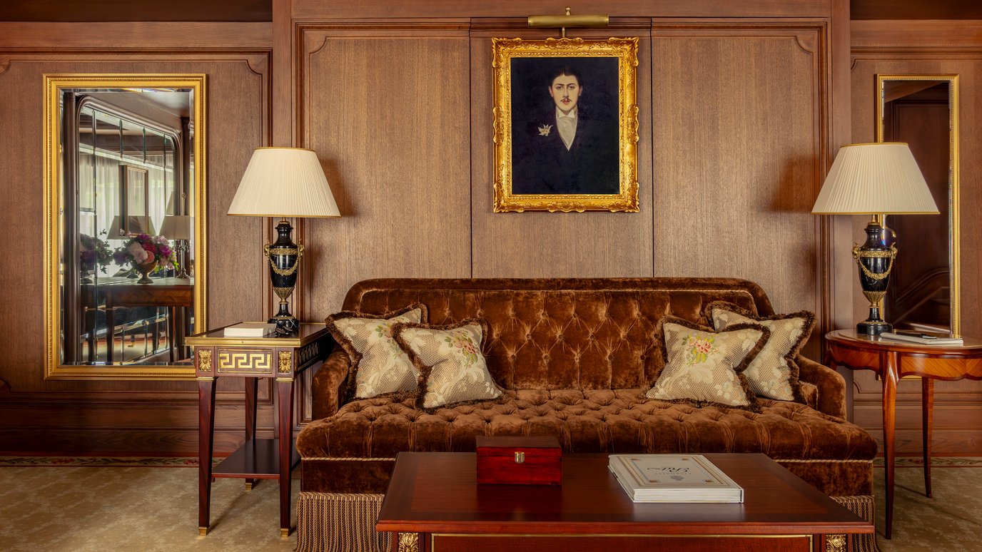 Canapé dans le salon de la Suite de Prestige Marcel Proust au Ritz Paris