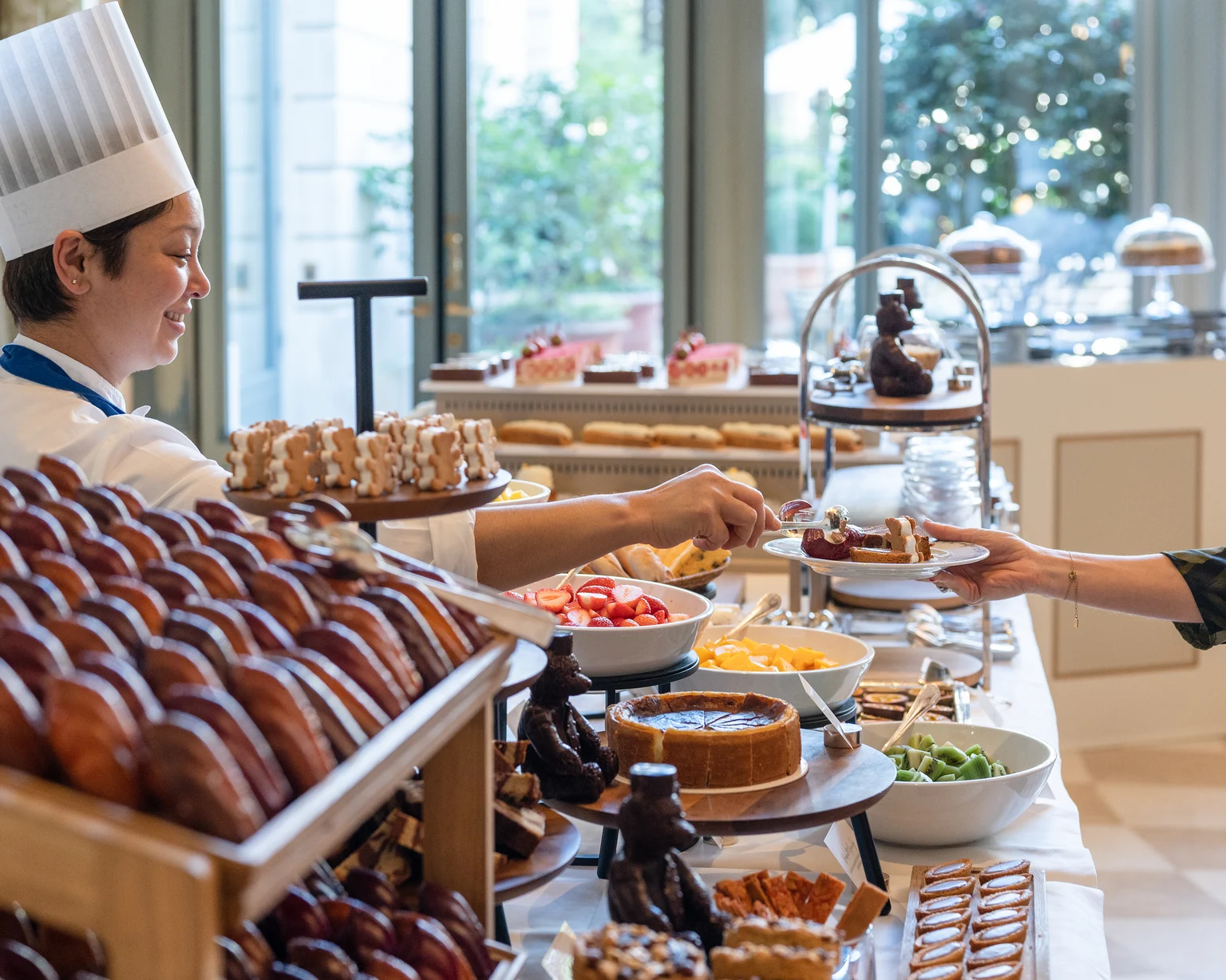 Buffet sous verrière du brunch au Ritz Paris