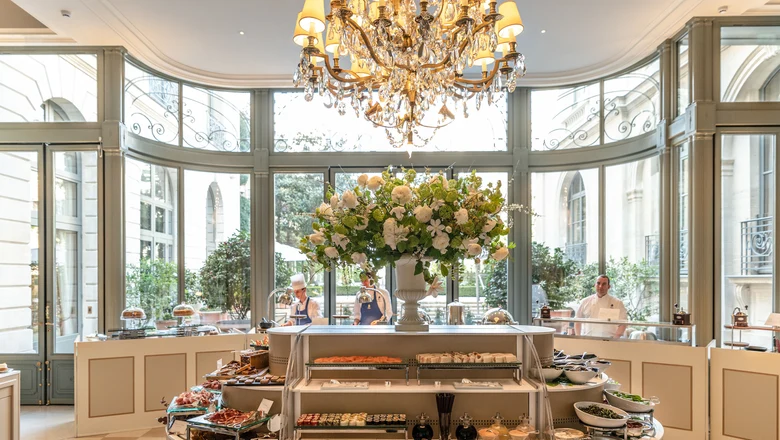 Buffet sous verrière du brunch au Ritz Paris