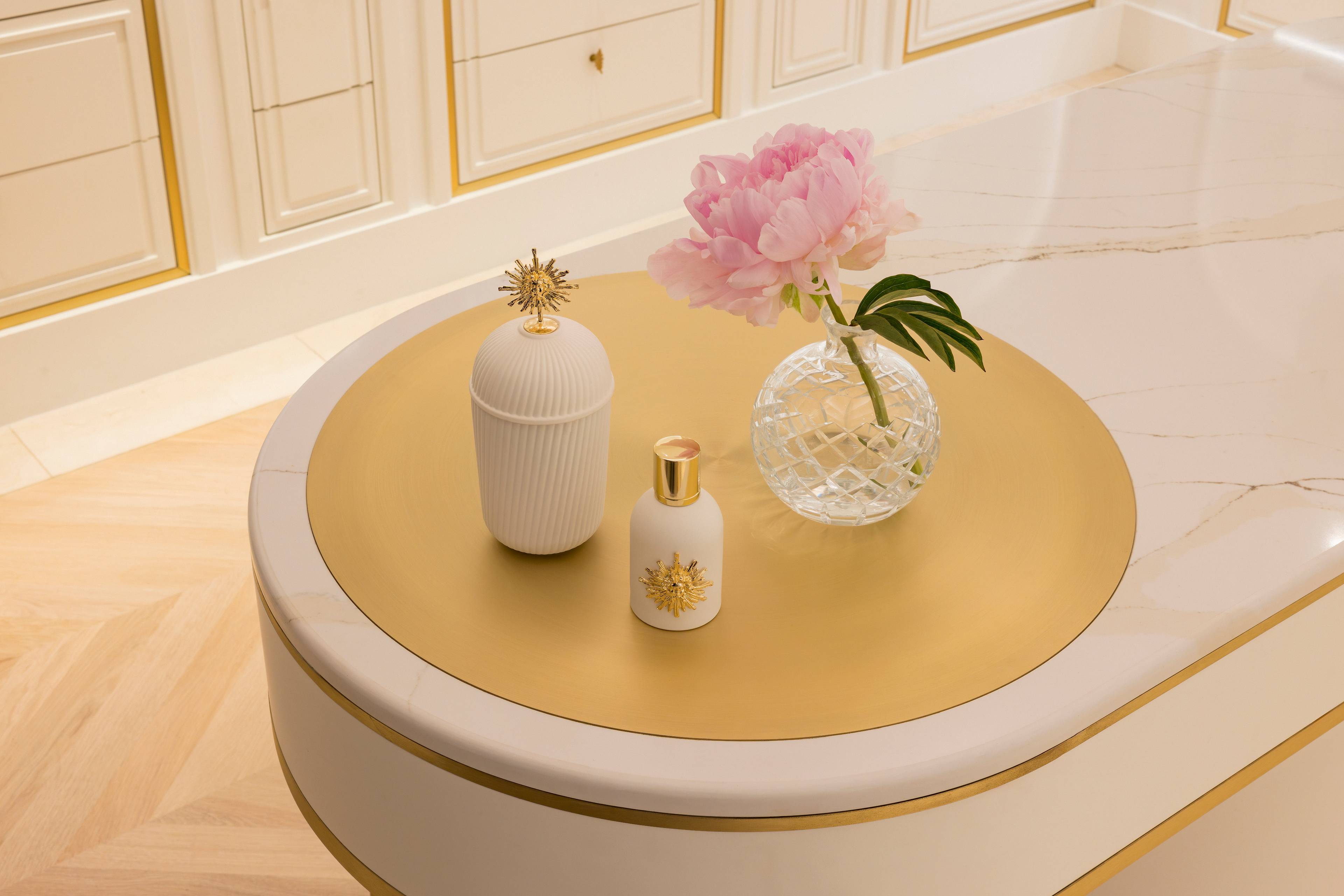 Table dorée et produits de la boutique beauté du Ritz Club & Spa