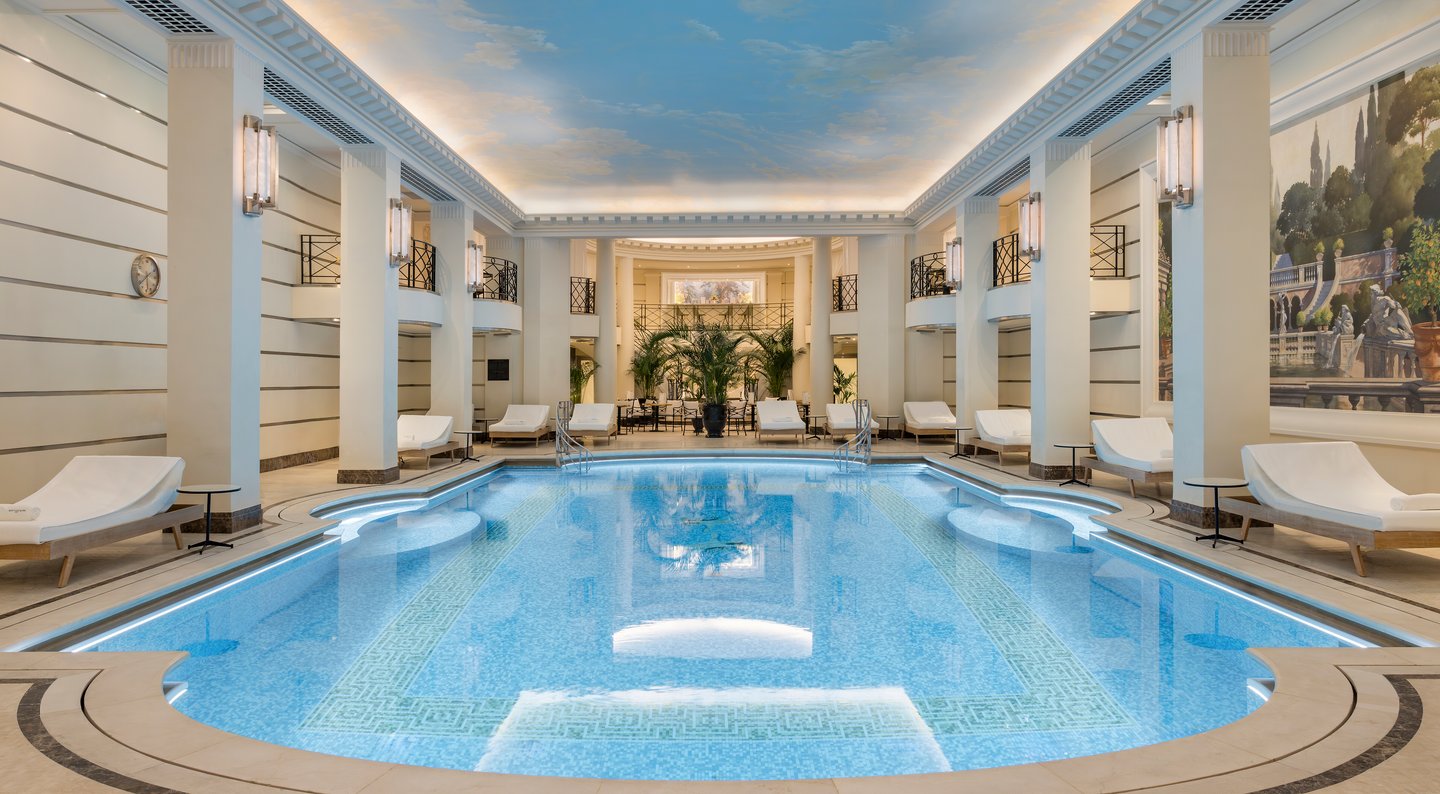Piscine et chaises longues au Ritz Club & Spa