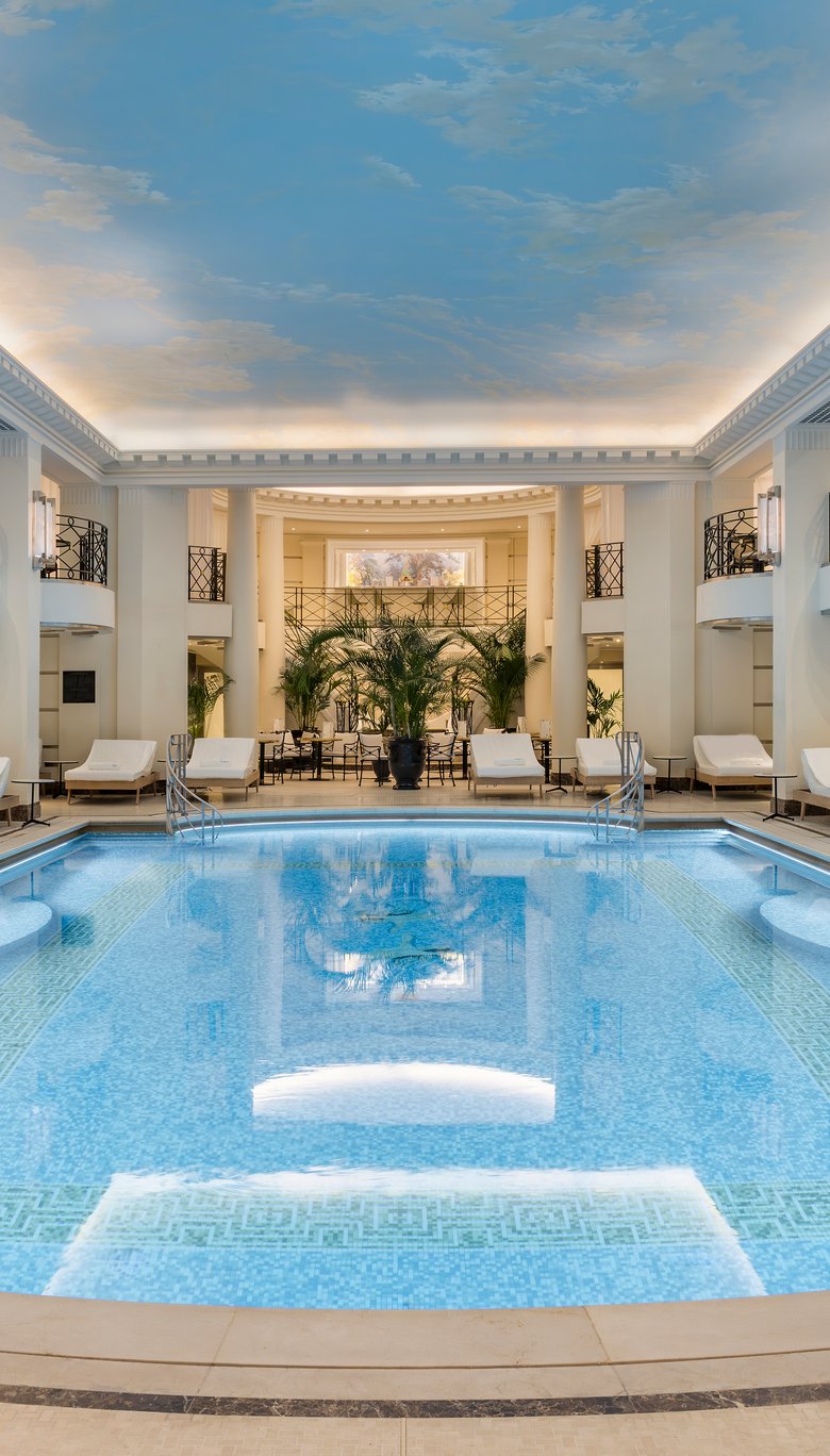 Piscine et chaises longues au Ritz Club & Spa