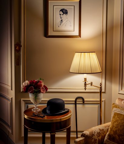 Console avec chapeau emblématique de la Suite de Prestige Charlie Chaplin au Ritz Paris