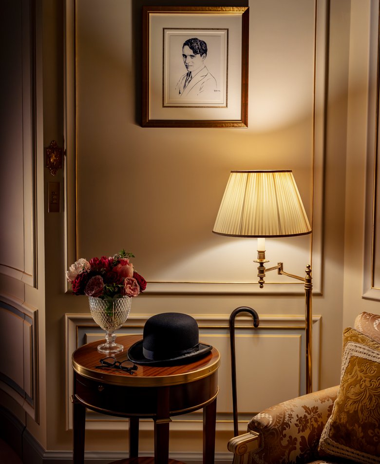 Console avec chapeau emblématique de la Suite de Prestige Charlie Chaplin au Ritz Paris