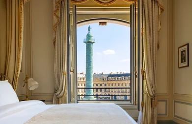 Vue sur la Place Vendôme depuis la chambre de la Suite de Prestige Charlie Chaplin au Ritz Paris