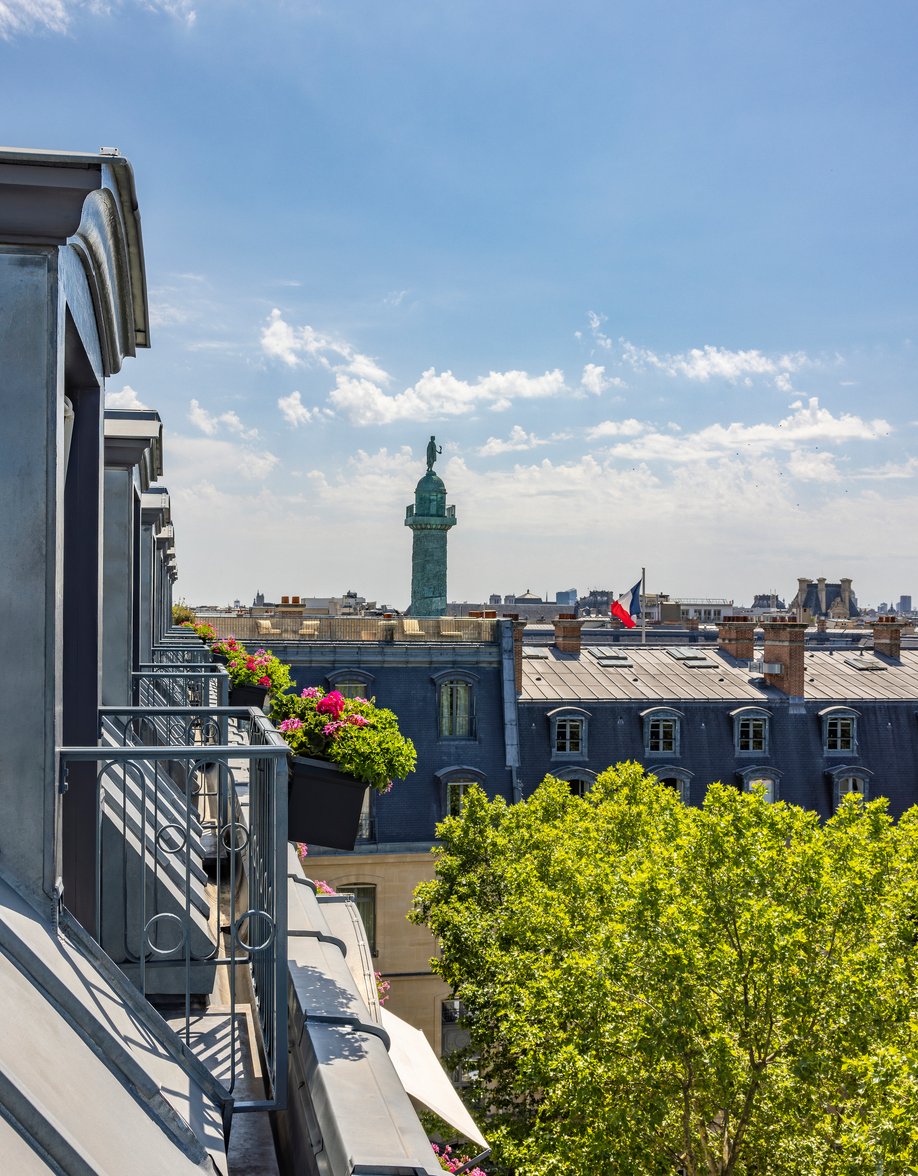 Vue sur la Colonne Vendôme depuis la Suite de Prestige Maria Callas au Ritz Paris