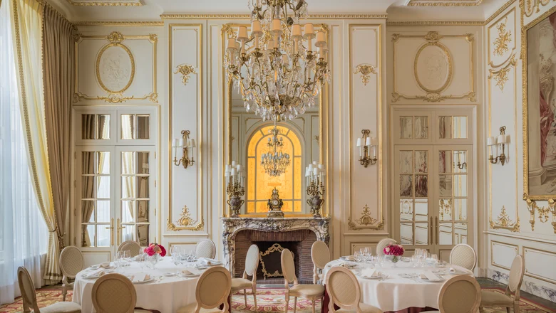 Round tables in the Psyché Salon at the Ritz Paris