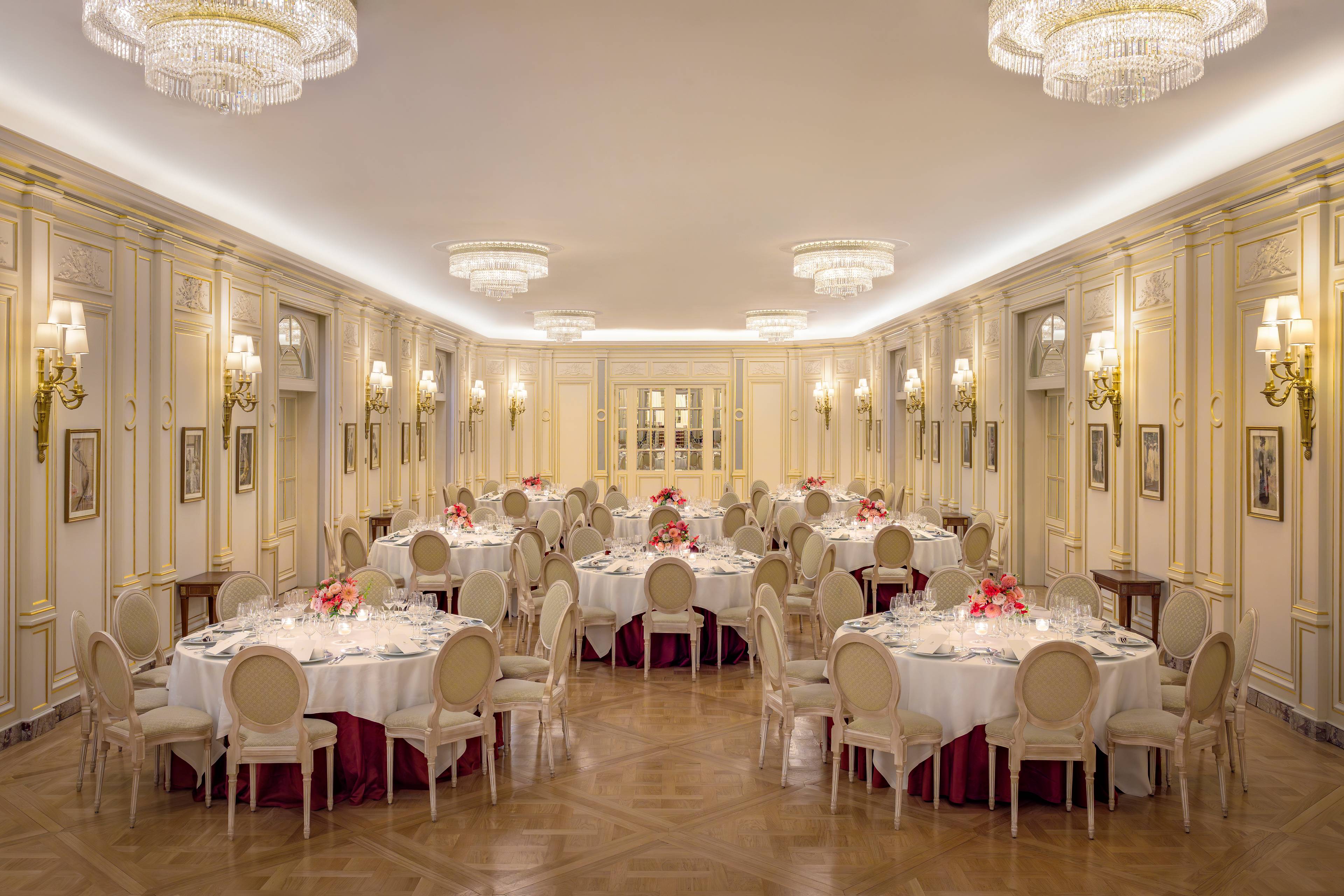 Tables rondes du Salon Vendôme au Ritz Paris