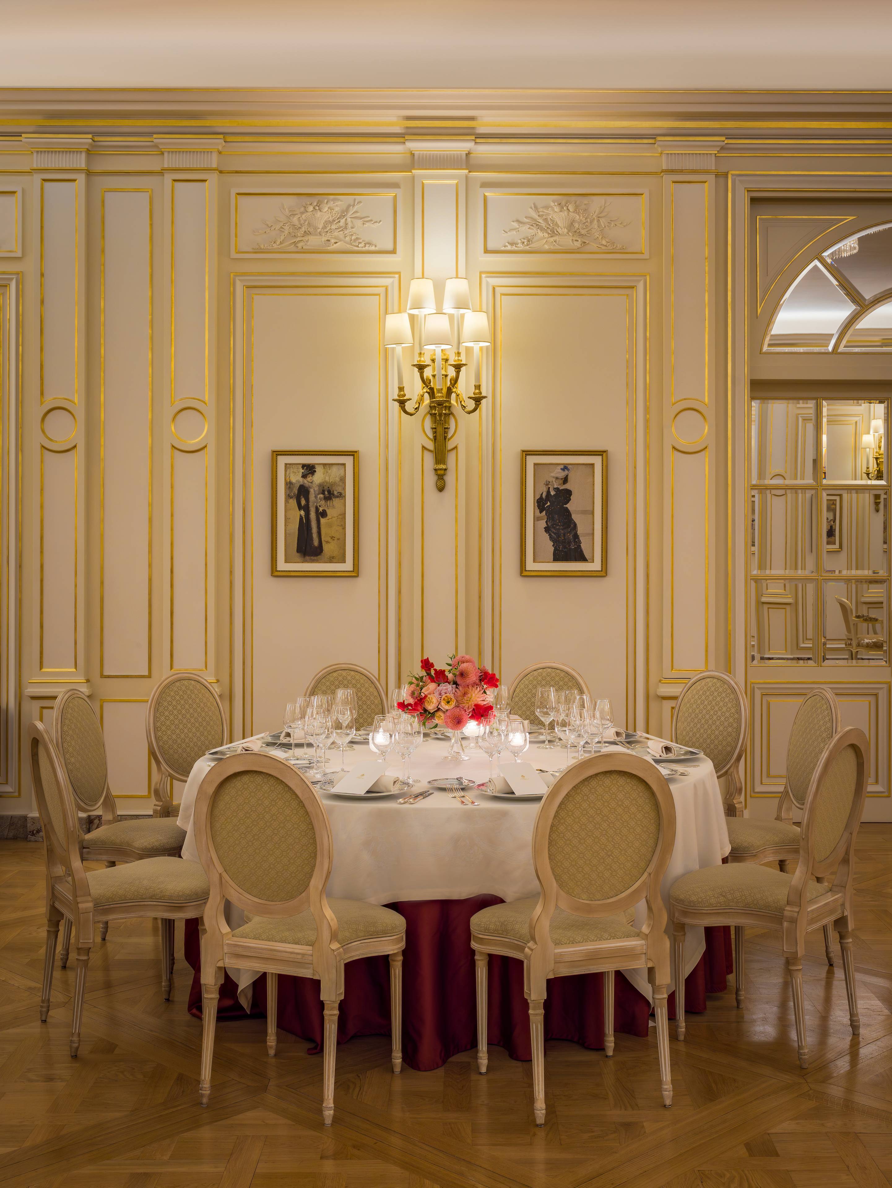 Tables rondes du Salon Vendôme au Ritz Paris