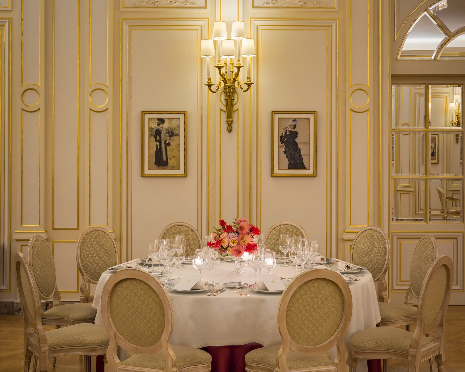 Tables rondes du Salon Vendôme au Ritz Paris