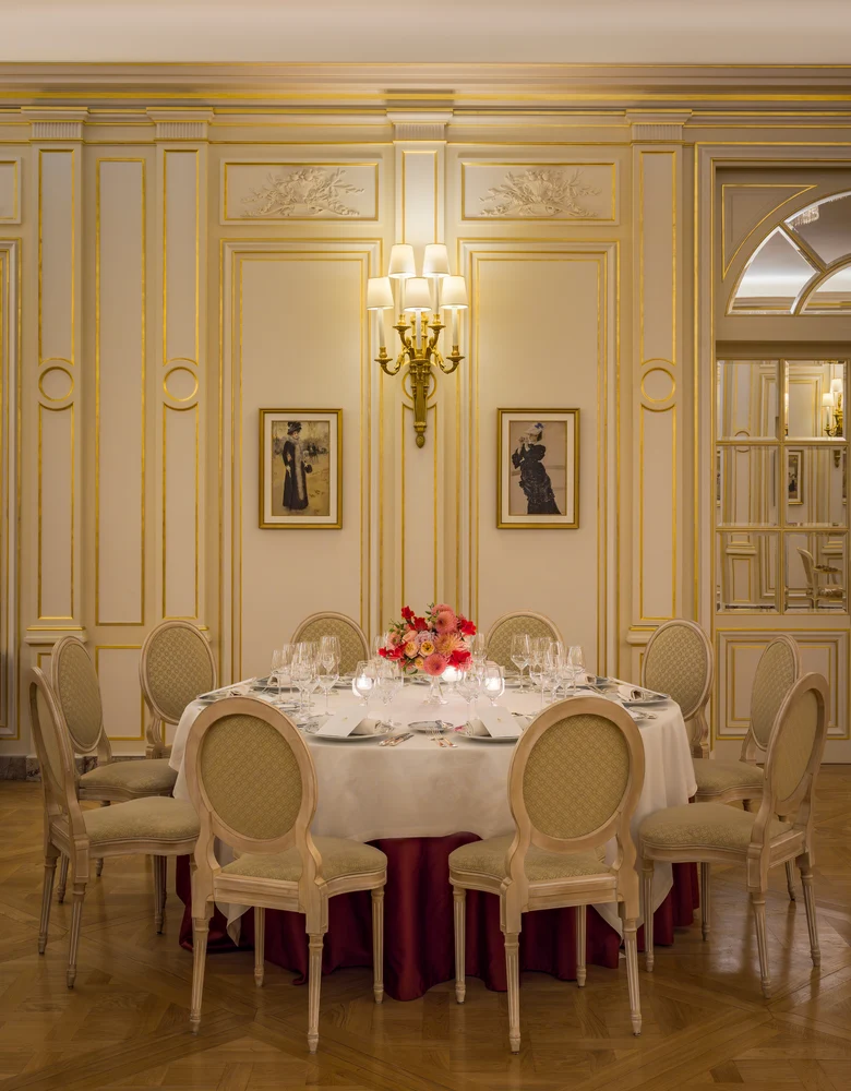 Table ronde dressée du Salon Vendôme au Ritz Paris