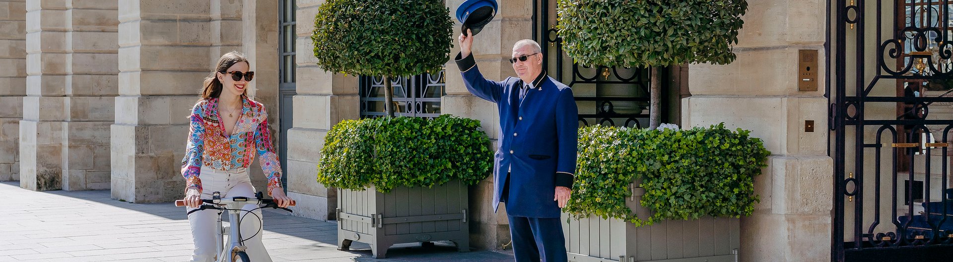 Voiturier devant la façade du Ritz Paris