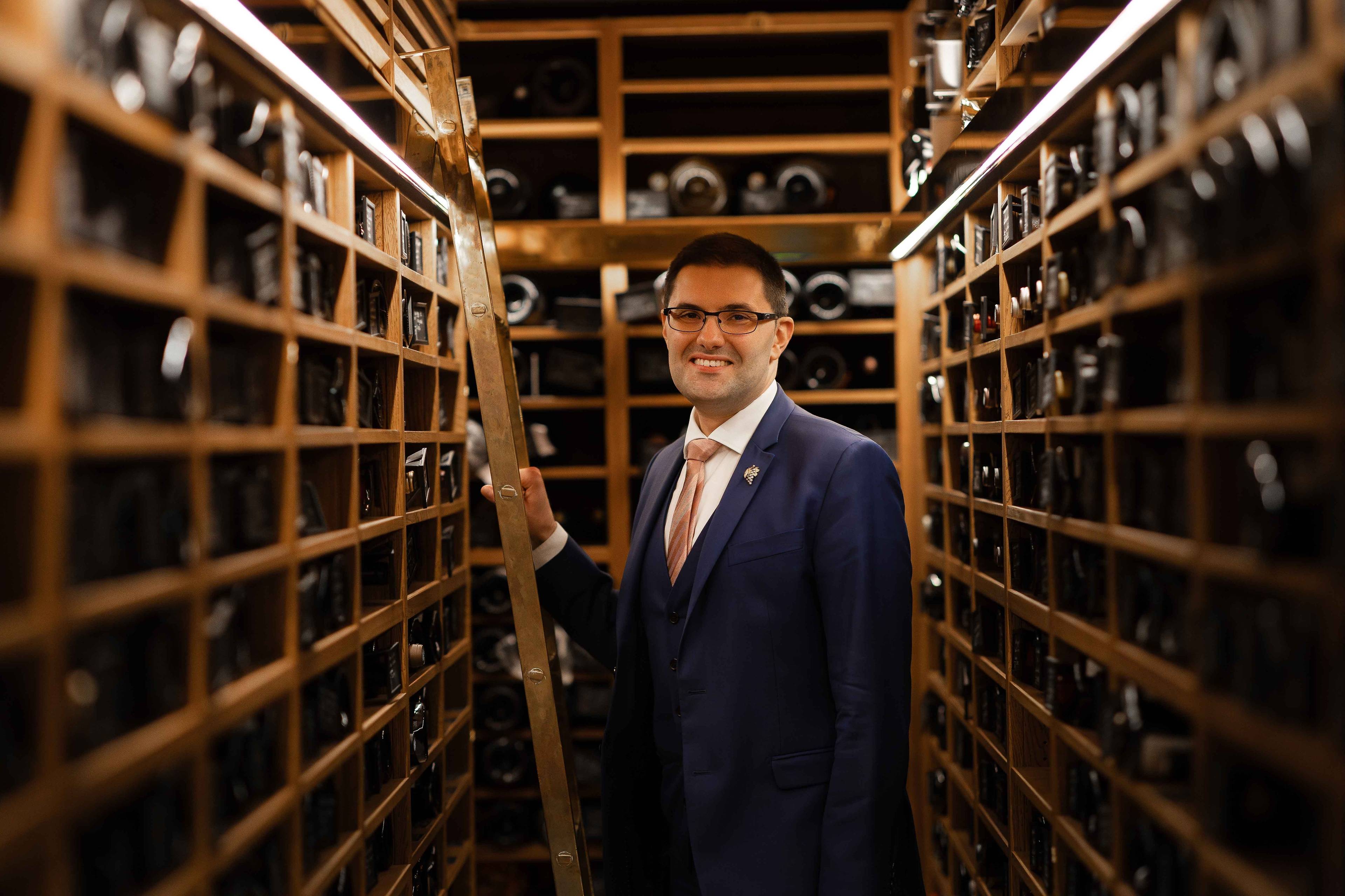 Portrait du Directeur de la Sommellerie dans la cave à vin du Ritz Paris