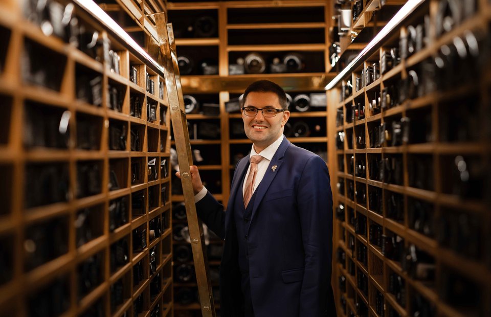 Portrait du Directeur de la Sommellerie dans la cave à vin du Ritz Paris