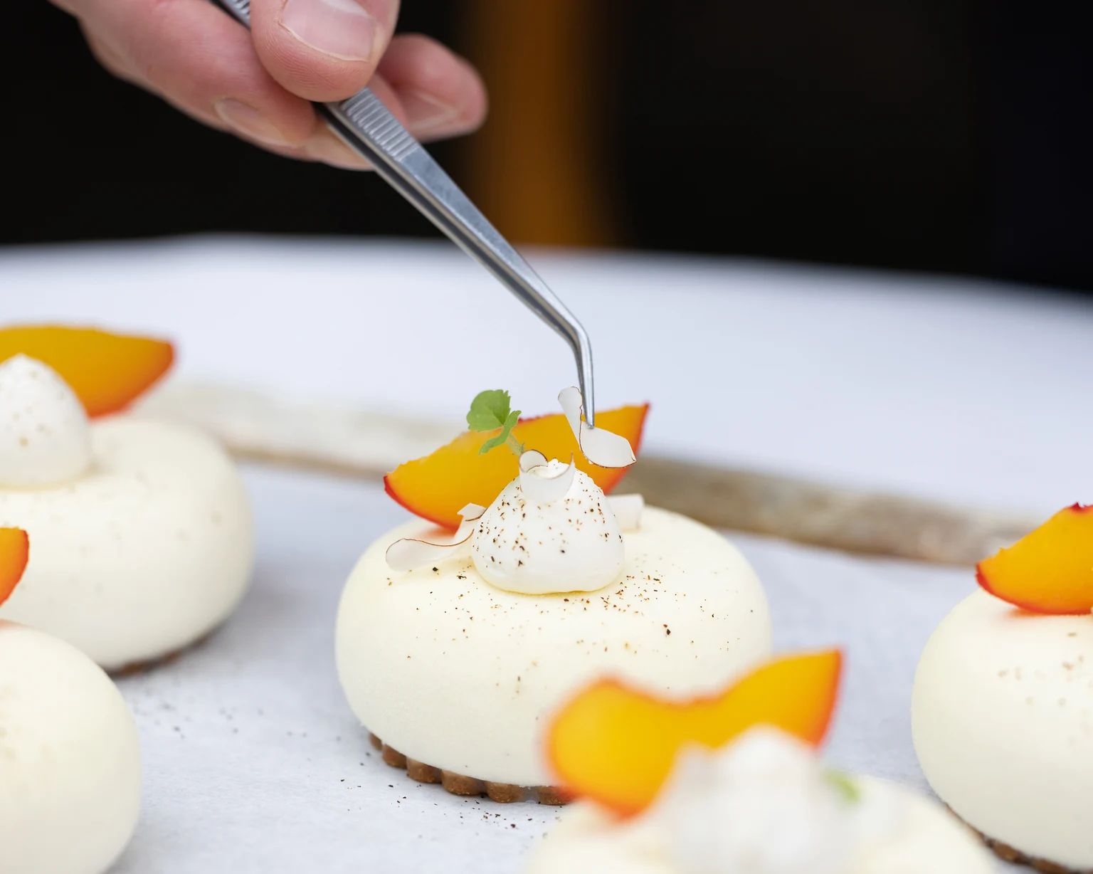 Décoration de petits gâteau au gin, pêche et fromage blanc