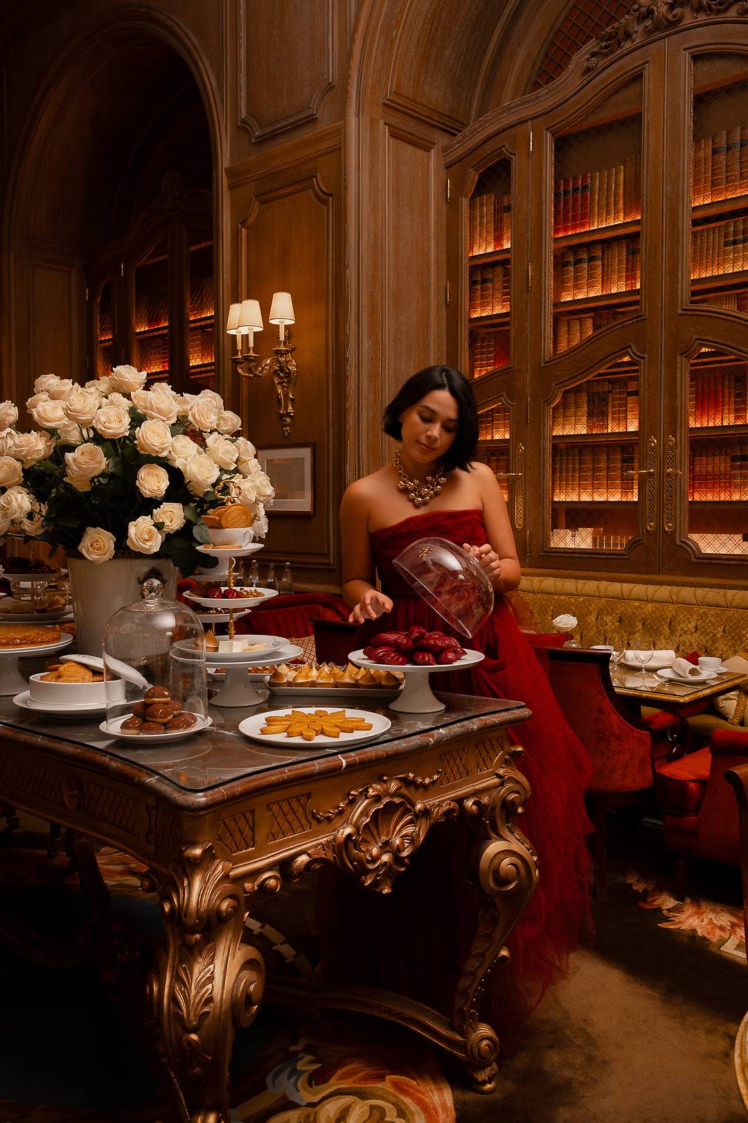 Sélection de pâtisseries sur le buffet du Salon Proust au Ritz Paris