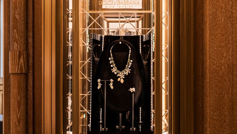 Collier, bague et boucles d'oreilles de la boutique Dolce&Gabbana au Ritz Paris