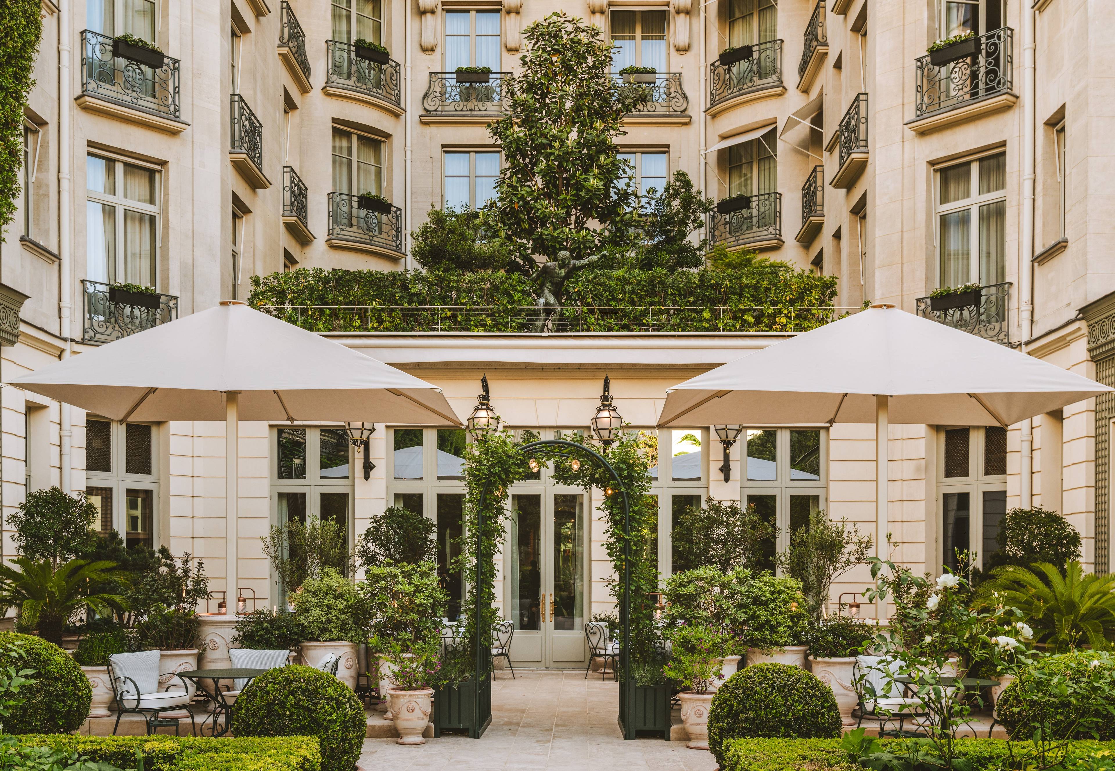 Table avec banquette sur la terrasse du Restaurant Espadon au Ritz Paris