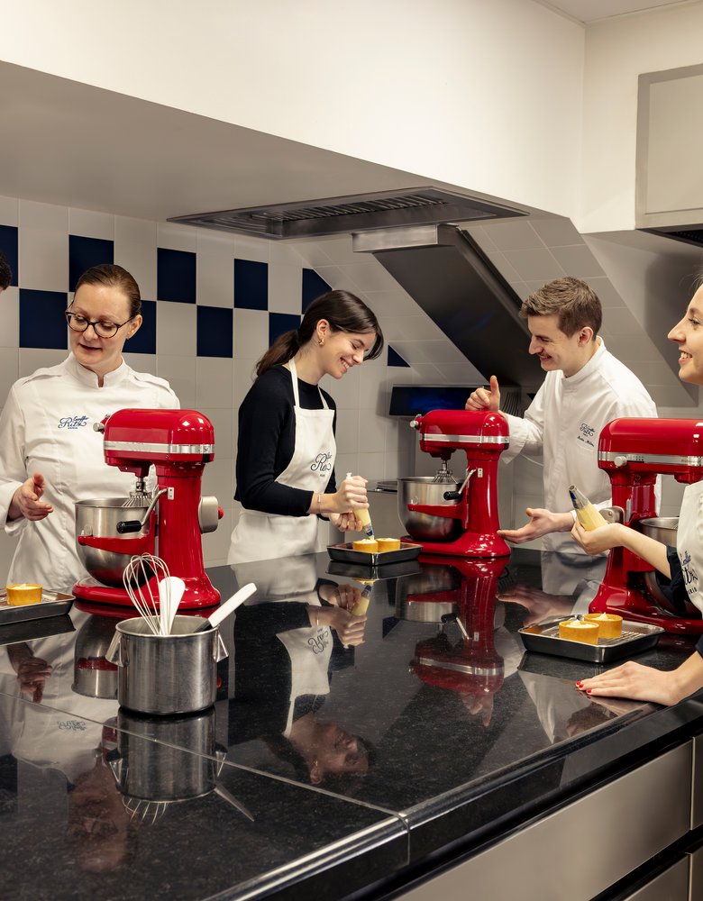 Cours de loisirs en pâtisserie dans la cuisine Melba de l'Ecole Ritz Escoffier