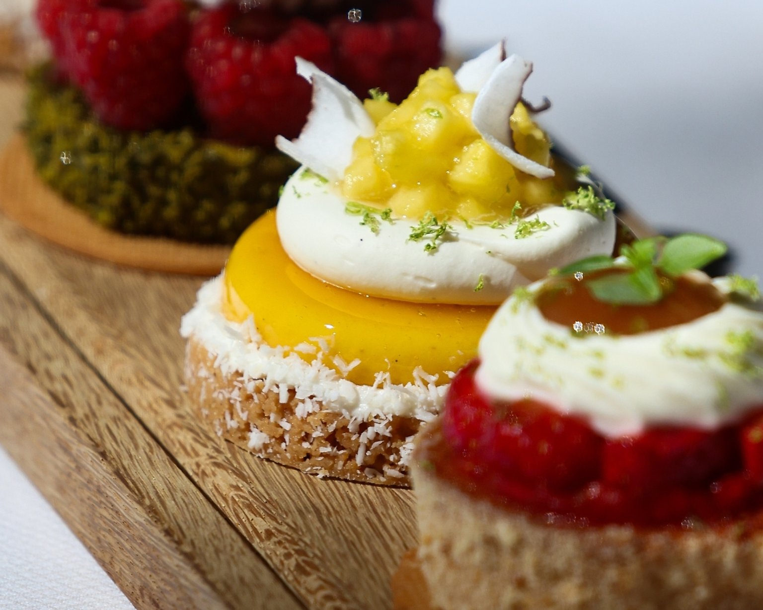 Mini cake with gin, peach, and fromage blanc