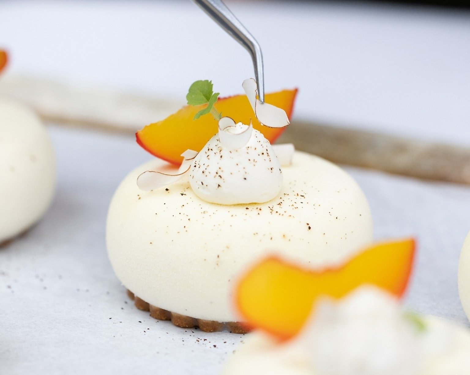 Mini cake with gin, peach, and fromage blanc