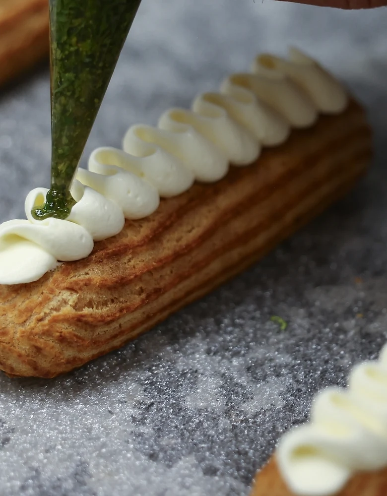 Dressage des éclairs lors d'un cours de pâtisserie
