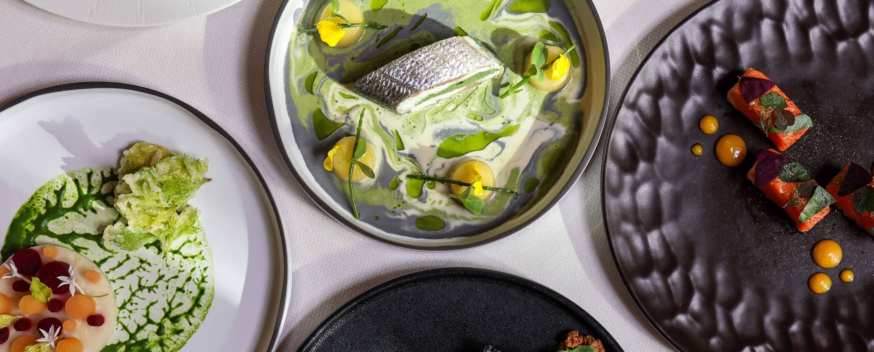Assiettes colorées avecdes plats de saison
