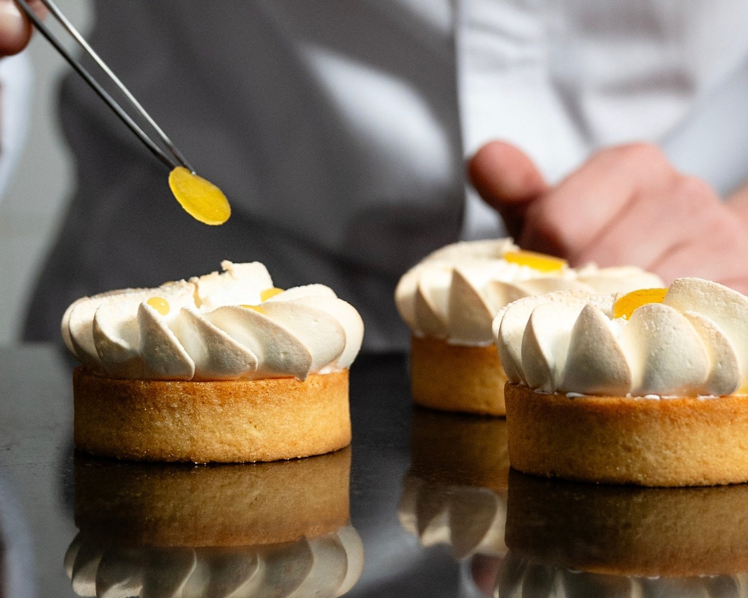 Paris-Brest déposé sur une planche à découper