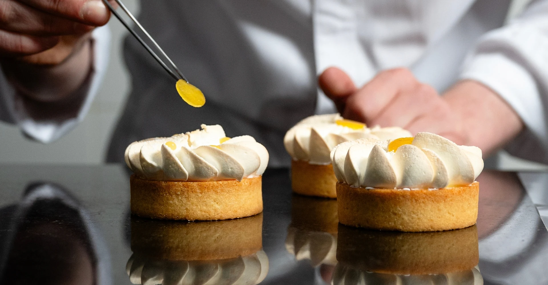 Paris-Brest déposé sur une planche à découper