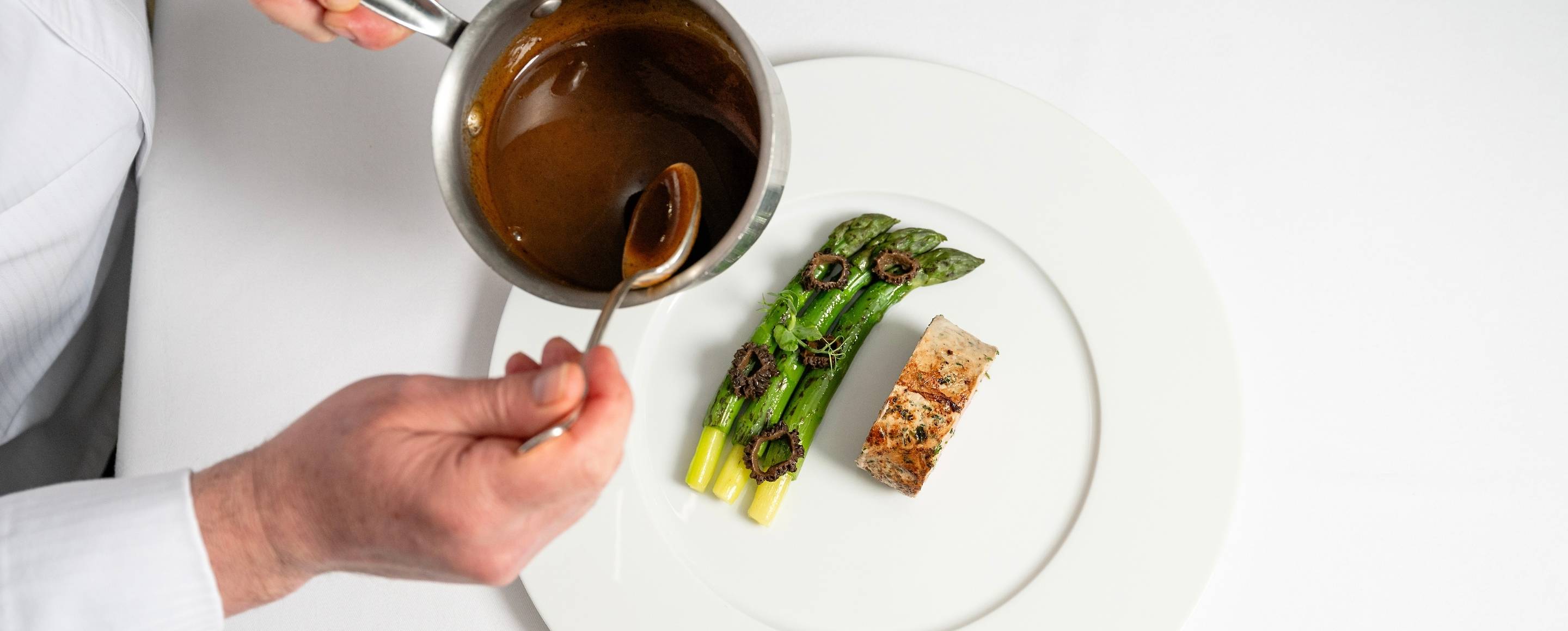 Herb-crusted veal fillet with morel mushroom sauce