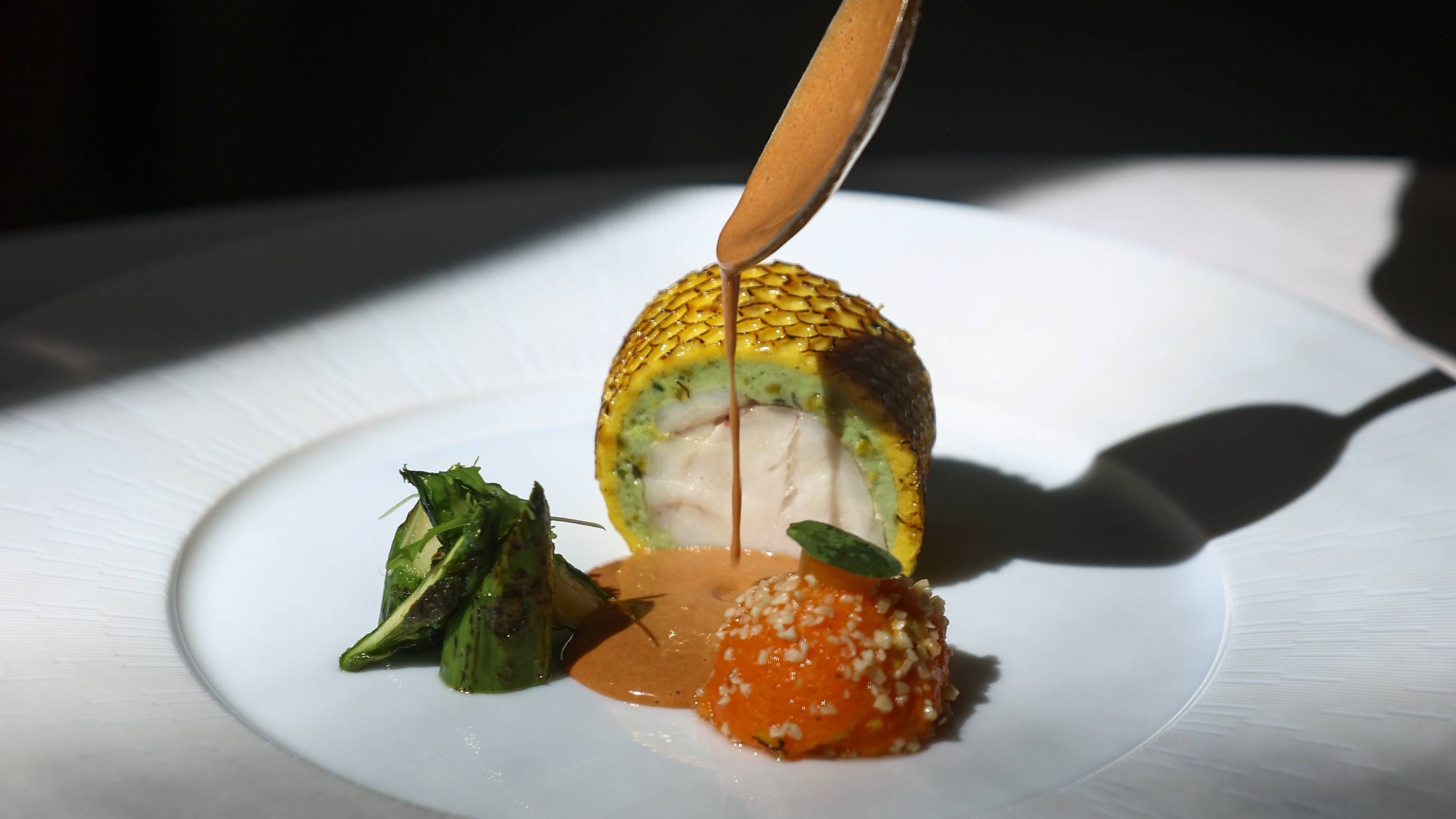 Lotte nacrée rôtie aux abricots et olives, mizuna et asperges vertes