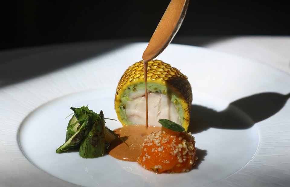 Lotte nacrée rôtie aux abricots et olives, mizuna et asperges vertes