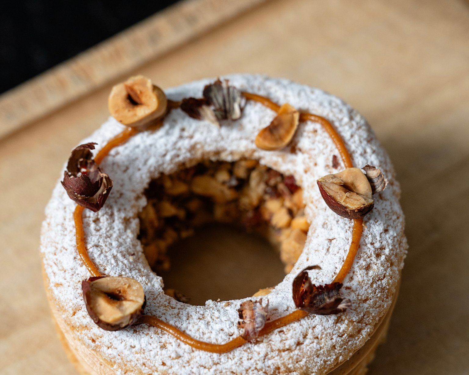 Paris-Brest déposé sur une planche à découper