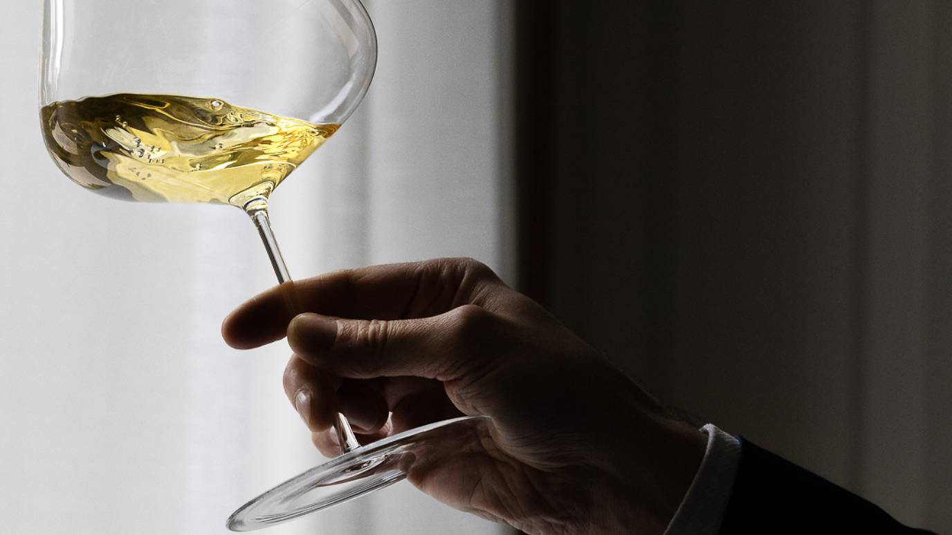 Mouvement circulaire du vin dans le verre pour en libérer les arômes