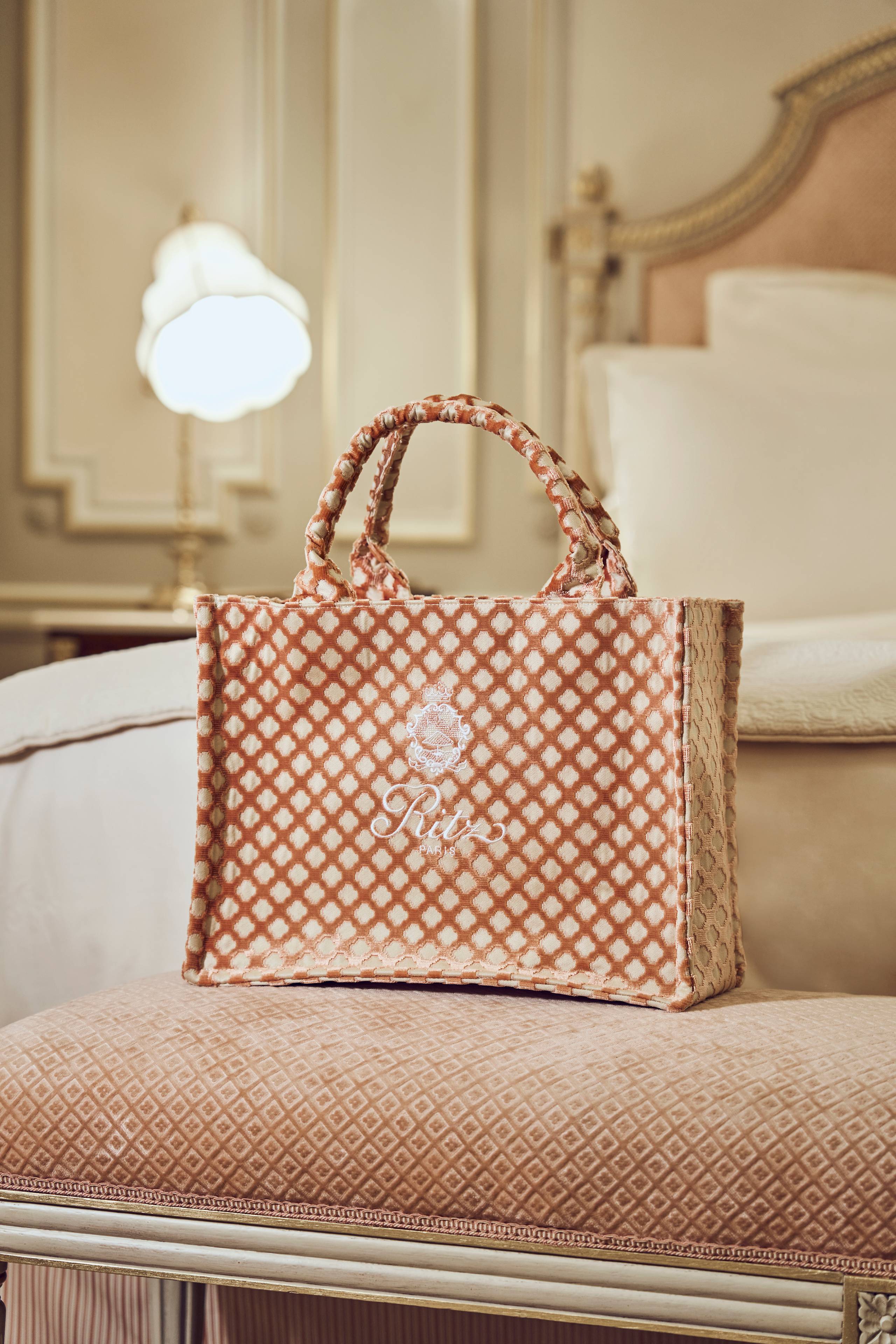 Le Ritz Paris transforme ses étoffes en cabas intemporels