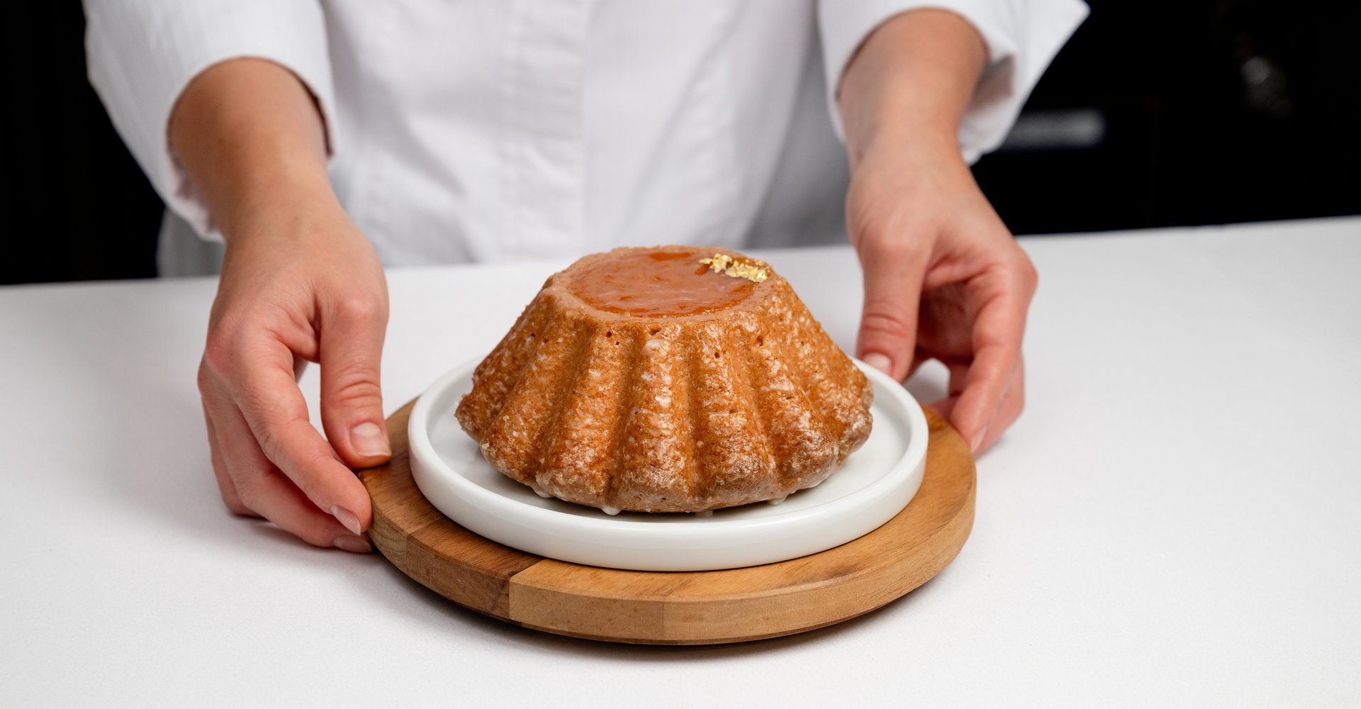Paris-Brest déposé sur une planche à découper