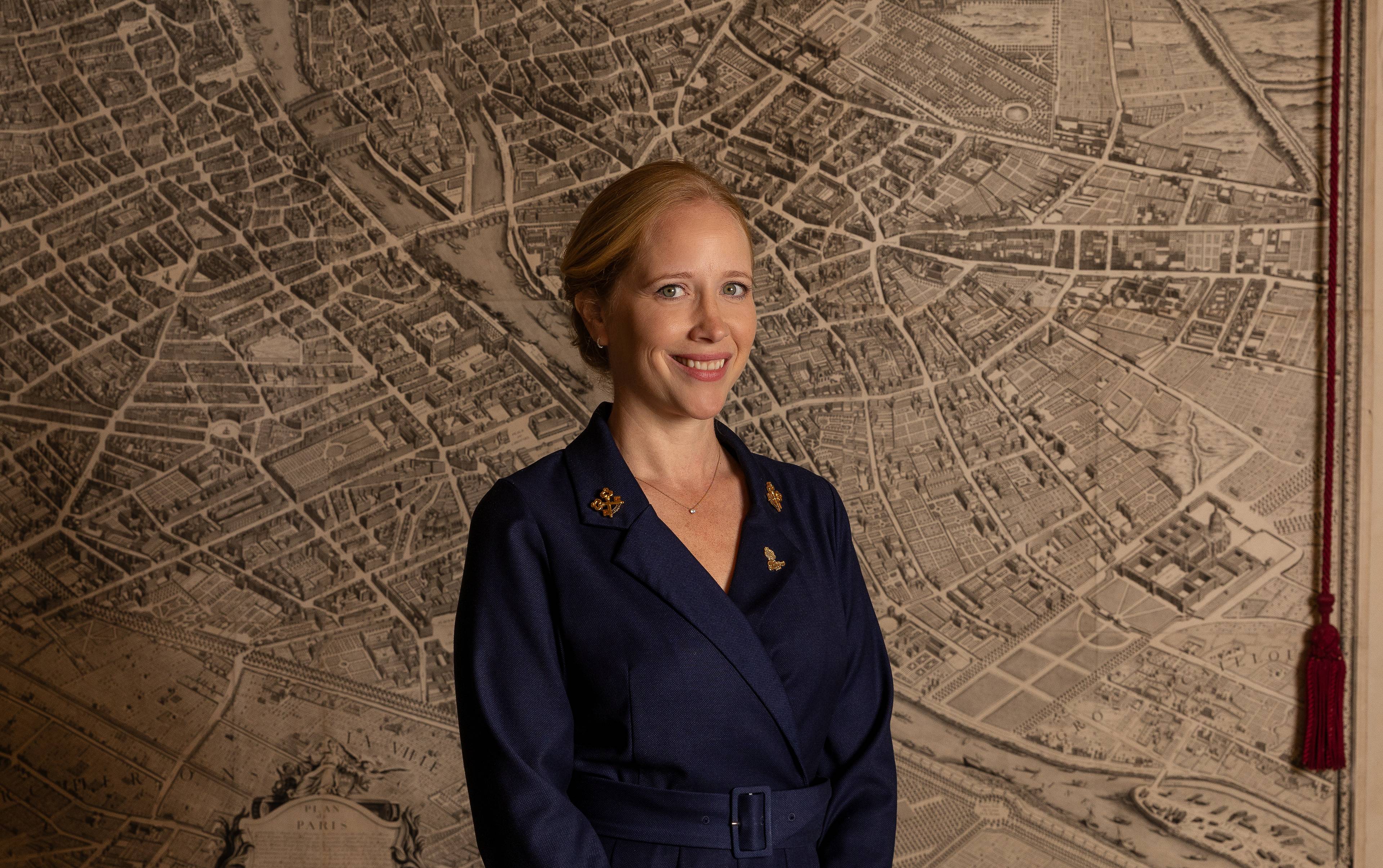 Sarah Lippmann, Clefs d'Or et service cousu main